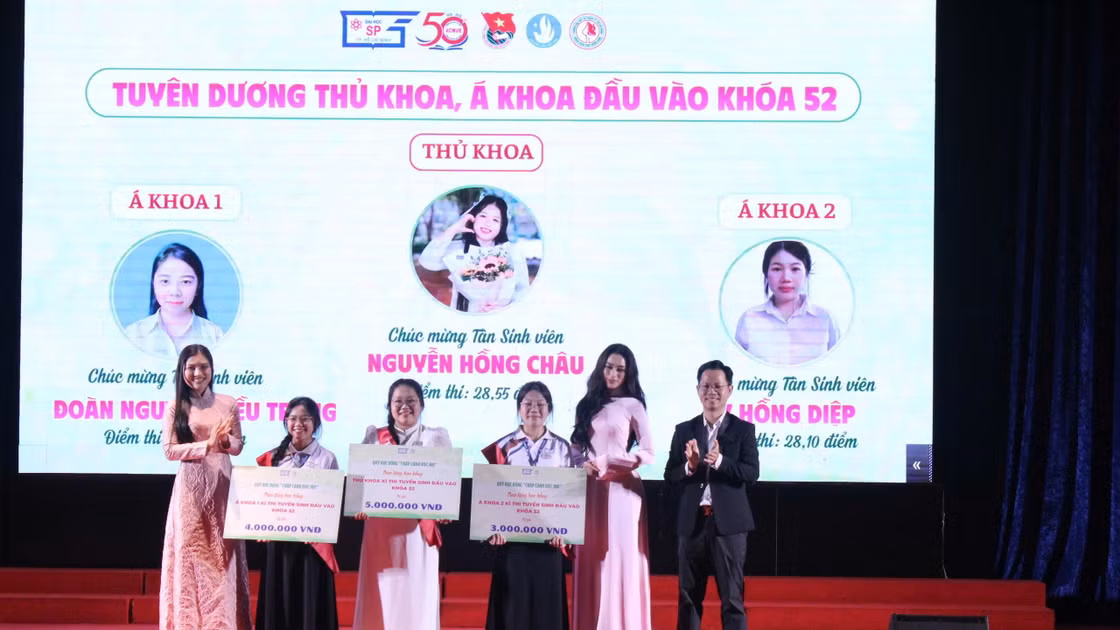 Các thủ khoa, á khoa Khoa Giáo dục Mầm non, Trường ĐH Sư phạm TPHCM trong lễ tuyên dương của khoa dành cho tân sinh viên