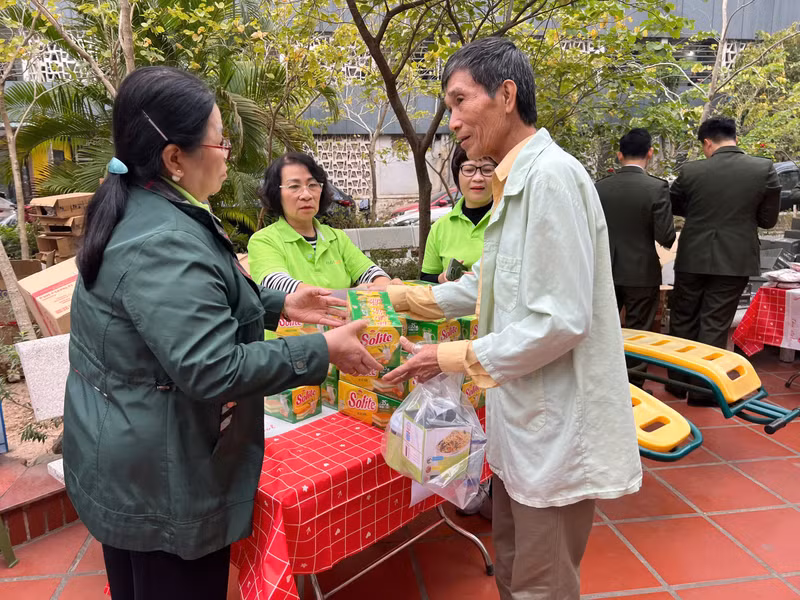 Hội chợ 0 đồng đã mang đến niềm vui cho các bệnh nhân trong thời gian khám chữa bệnh và điều trị tại bệnh viện khi những ngày tết đã cận kề chưa được trở về nhà để ăn tết cùng gia đình. z6247740382375-793d8015488b05203c72dd05a17d6fe2.jpg
