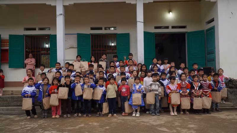 Bên cạnh đó, Striped Project đã trao tặng 2 bình nước, nhiều đồ dùng sinh hoạt, sách vở cùng 10 triệu đồng. dsc00698.jpg