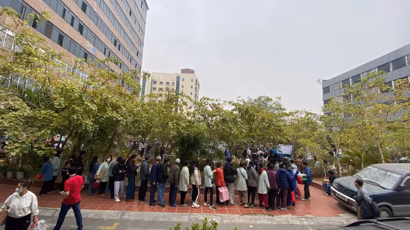 Ngay từ trước khi hội chợ chính thức diễn ra, rất đông người, chủ yếu là bệnh nhân và người nhà bệnh nhân trong bệnh viện, có mặt xếp hàng trước các gian hàng chờ mua đồ Tết 0 đồng. 30d54db0-ccd1-4d6a-9c7d-9f593a95d65d.jpg