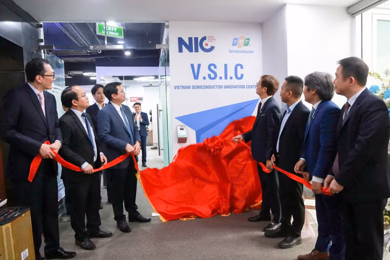 Trung tâm ươm tạo và đào tạo bán dẫn (VSIC) & Không gian ươm tạo startup về bán dẫn FPT-AIchip do Trung tâm Đổi mới sáng tạo Quốc gia (NIC) và FPT Semiconductor cùng các đối tác công nghệ đã phối hợp tổ chức. nic.jpg