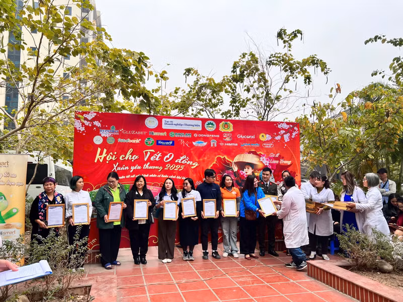 Bệnh viện cũng trao 500 suất quà cho các bệnh nhân có hoàn cảnh khó khăn, mỗi suất quà trị giá hơn 900.000 đồng. c423e9de-acaa-495d-9e8a-8bf2a107f10f.jpg