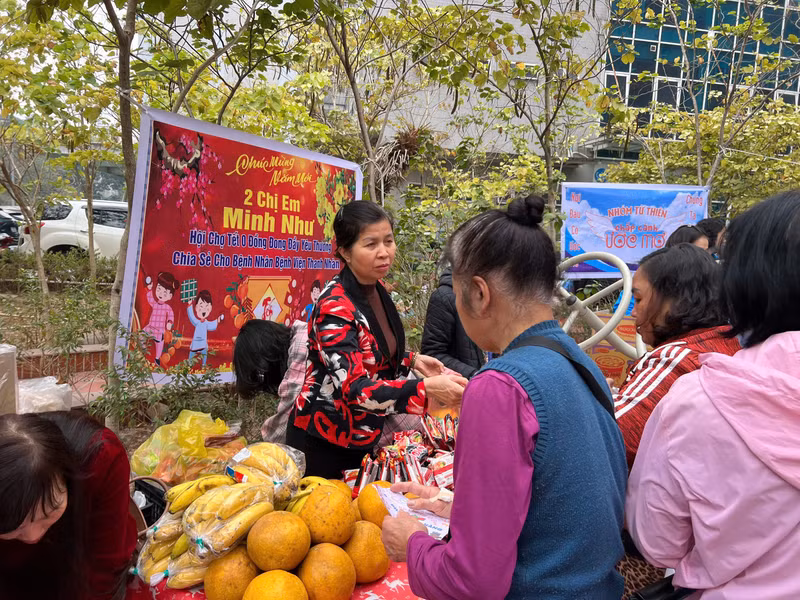 Với sự chung tay của các mạnh thường quân, hội chợ không chỉ mang đến những món quà thiết thực cho các bệnh nhân mà còn gửi gắm niềm tin, giúp bệnh nhân lạc quan trong hành trình điều trị. z6247740327315-8303befcfd863c32429eb715e5c65b4a.jpg