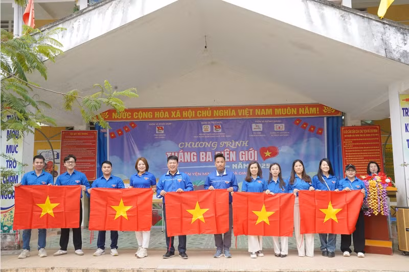 Đồng thời chương trình cũng dành tặng Cờ tổ quốc cho các gia đình mới được xóa nhà tạm, nhà dột nát. screenshot-1743612358.png