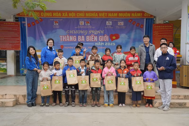 Ông Nguyễn Đức Huy - Trưởng phòng Đào tạo Tổ hợp CNGD Edukids và các đoàn viên thanh niên trao tặng 30 phần quà cho các em học sinh. screenshot-1743612321.png