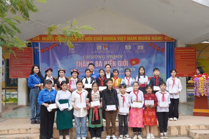 Chương trình đã dành tặng 40 suất học bổng cho học sinh có hoàn cảnh khó khăn. screenshot-1743613064.png