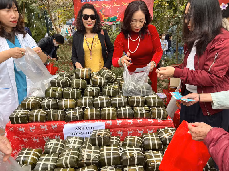 Tại hội chợ, nhiều mặt hàng thiết thực như bánh chưng, bánh kẹo, sữa, dầu ăn, quần áo ấm... được gửi tới các bệnh nhân. z6247740340779-b0c93c36431485216dd9b944c83bd996.jpg