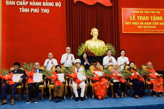 Chủ tịch Ủy ban Trung ương Mặt trận Tổ quốc Việt Nam Bùi Thị Minh Hoài cùng lãnh đạo tỉnh Phú Thọ chúc mừng các Đảng viên lão thành. Ảnh: Đ.V