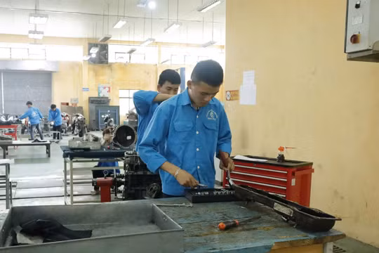 Sinh viên Trường CĐ Kỹ thuật - Công nghệ Vĩnh Phúc trong giờ thực hành.