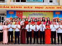 Đảng ủy, UBND xã Cẩm Bình chúc mừng trường Tiểu học Trần Viết Thứ trong lễ khai giảng/