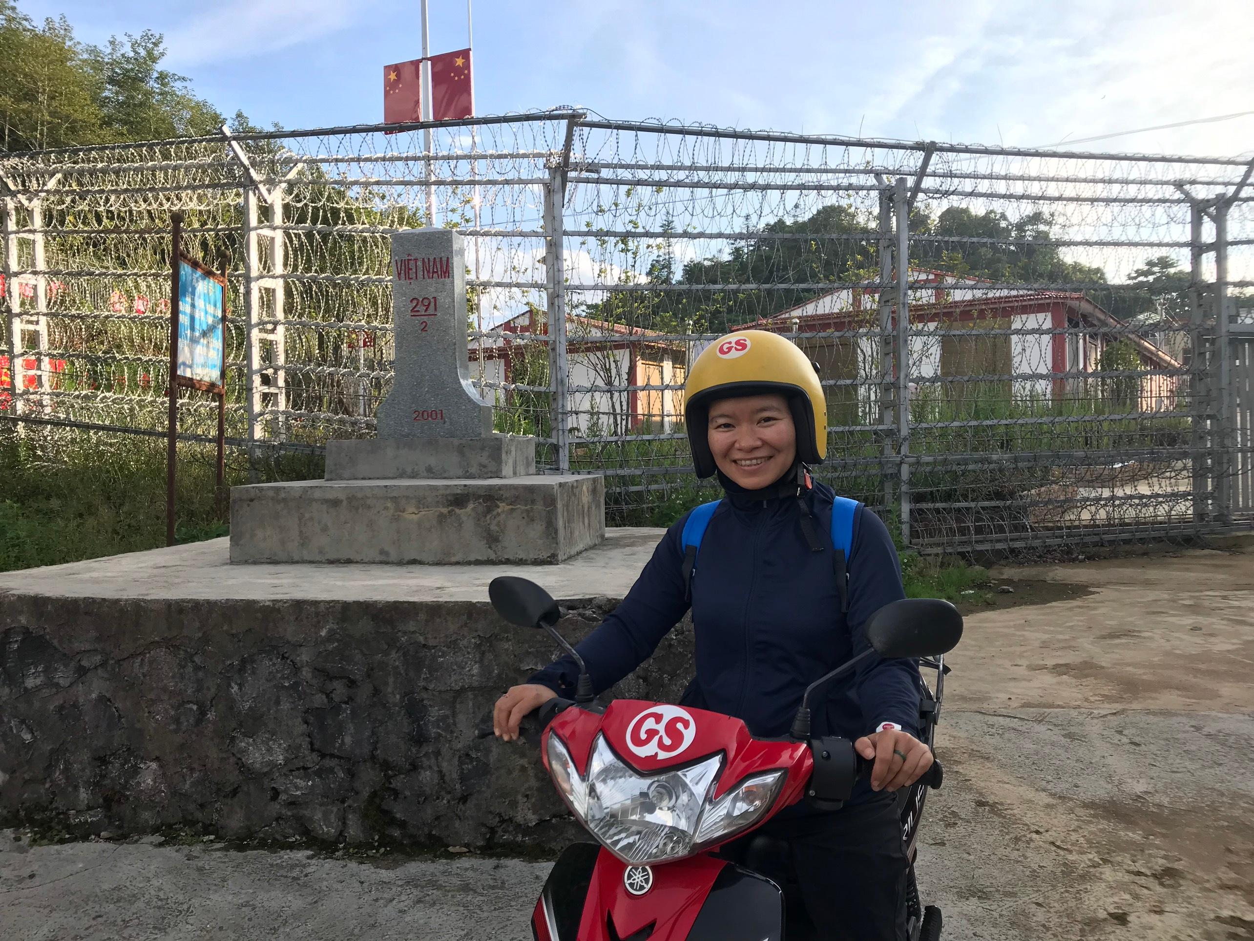 Nhà báo Đặng Thu Hà trong một chuyến đi công tác ở Hà Giang. Nhà báo Đặng Thu Hà trong một chuyến đi công tác ở Hà Giang.