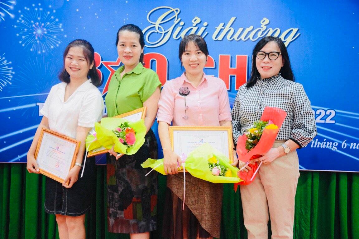 Nhà báo Trịnh Thị Phương (thứ 2 từ trái qua) đánh giá Giải báo chí toàn quốc "Vì sự nghiệp giáo dục Việt Nam" là sân chơi bổ ích cho những người làm báo nói chung và phóng viên, cộng tác viên phụ trách giáo dục nói riêng. Nhà báo Trịnh Thị Phương (thứ 2 từ trái qua) đánh giá Giải báo chí toàn quốc "Vì sự nghiệp giáo dục Việt Nam" là sân chơi bổ ích cho những người làm báo nói chung và phóng viên, cộng tác viên phụ trách giáo dục nói riêng.