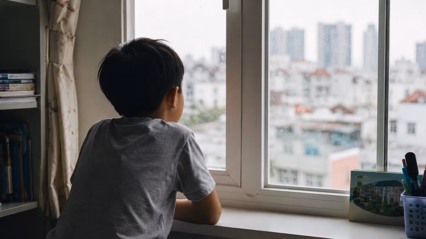 Nhiều trẻ em ngày nay có điều kiện học tập, giải trí đầy đủ nhưng lại dành phần lớn thời gian trong không gian riêng, ít tương tác trực tiếp với bạn bè và người thân. Ảnh minh họa: ITN.