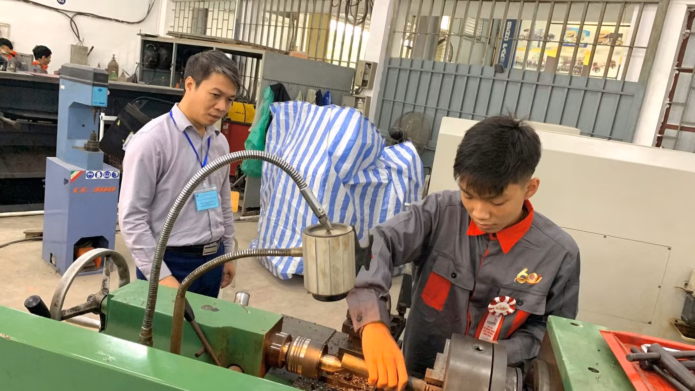 Học sinh Trường Trung cấp nghề Giao thông công chính Hà Nội thực hành nghề. Ảnh: NTCC