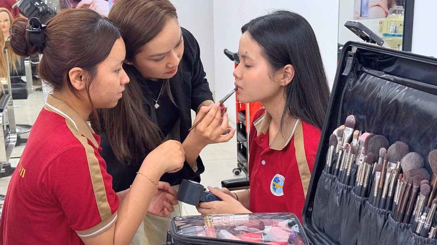 Một buổi học thực hành tại Trường Trung cấp Bách khoa Toàn Cầu.