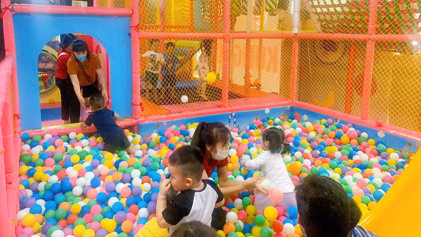 Mật độ trẻ tham gia vui chơi đông trong cùng một không gian là một trong những yếu tố làm tăng nguy cơ mất an toàn.