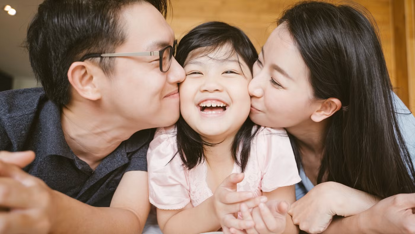 Nếu cha mẹ bình tĩnh lắng nghe, ghi nhận việc con dám nói thật rồi cùng tìm giải pháp, trẻ sẽ hiểu rằng trung thực luôn là lựa chọn an toàn. Ảnh minh họa.