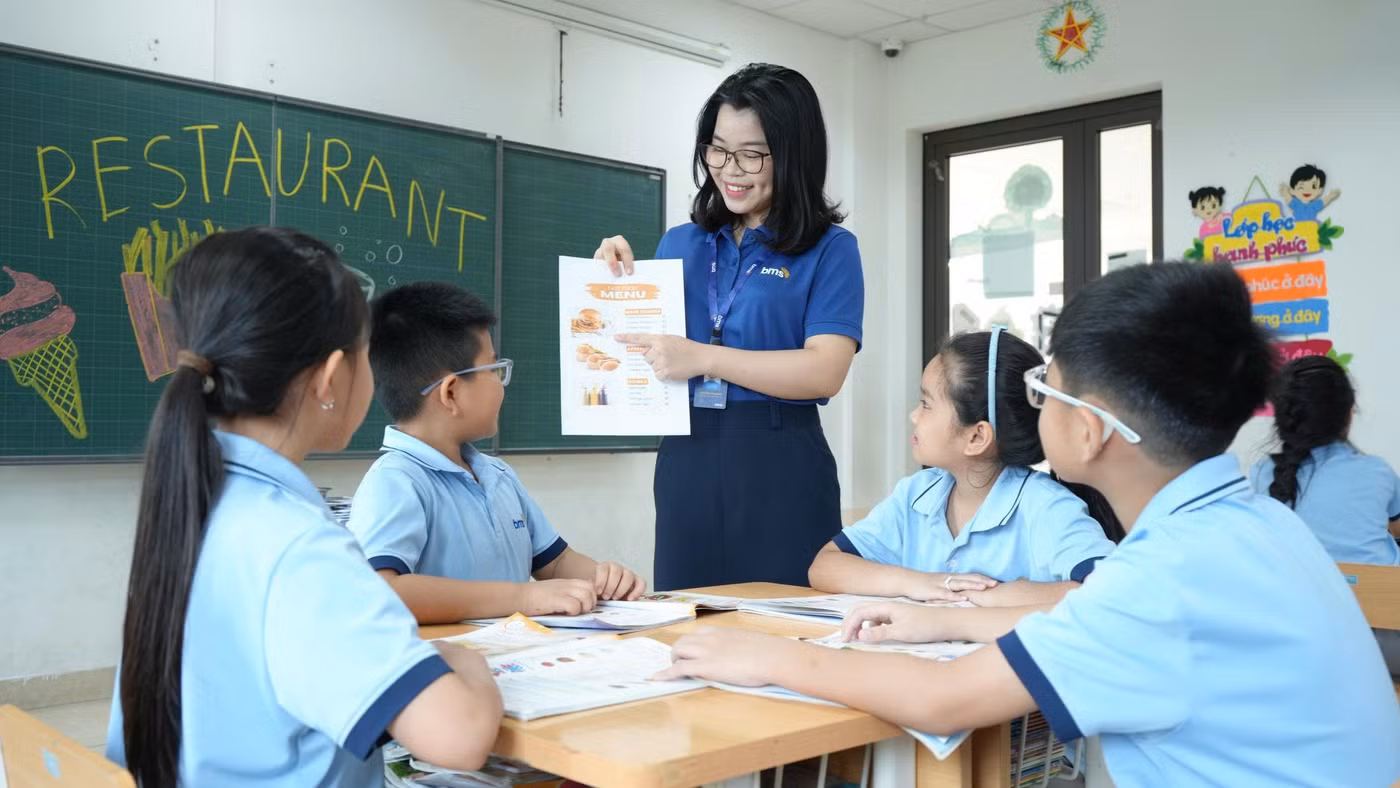 Cô và trò Trường Tiểu học, THCS và THPT Hồng Đức (Hưng Yên).