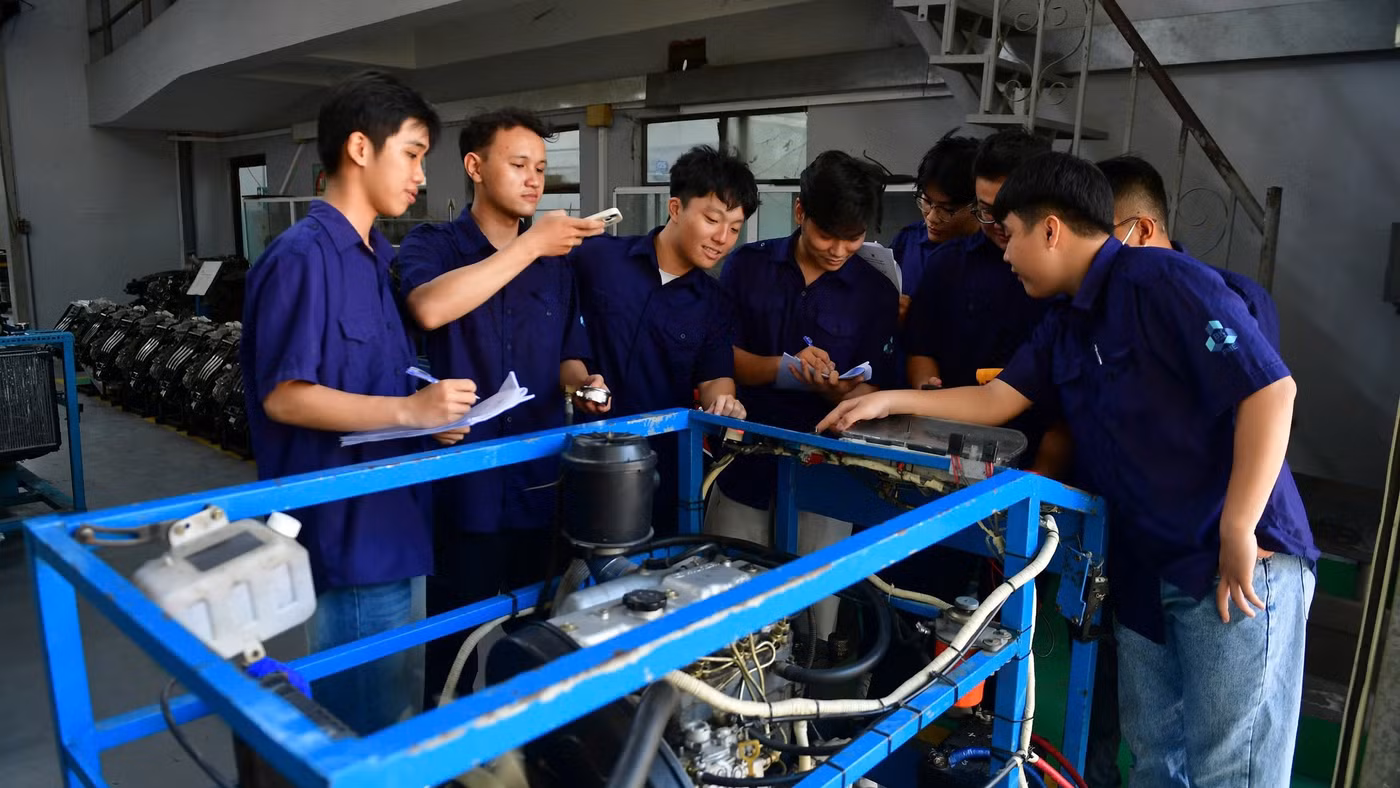 Sinh viên Trường Đại học Bách khoa, Đại học Quốc gia TPHCM thực hành tại xưởng ô tô. Ảnh: Quỳnh Danh