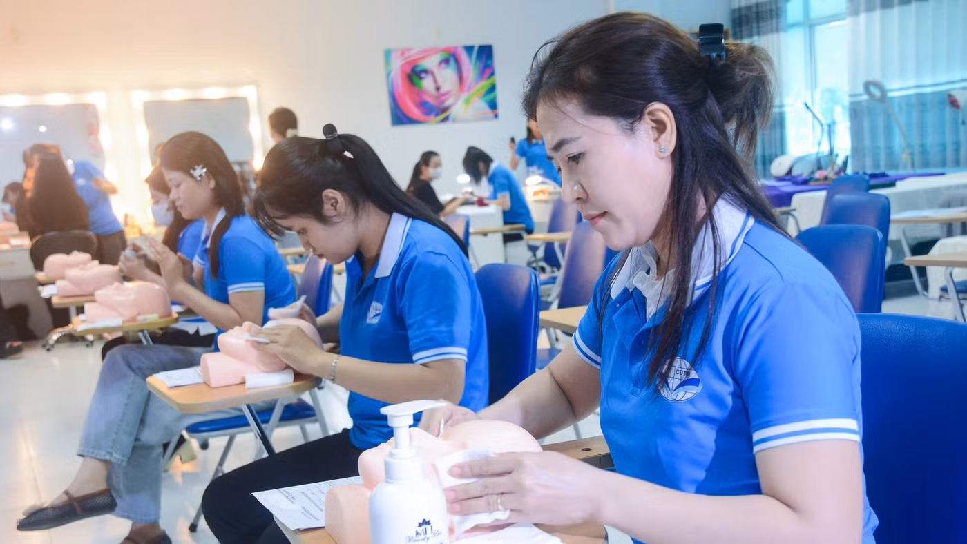 Học viên Trường Cao đẳng Thương mại thực hành kỹ năng chăm sóc da. Ảnh: NTCC