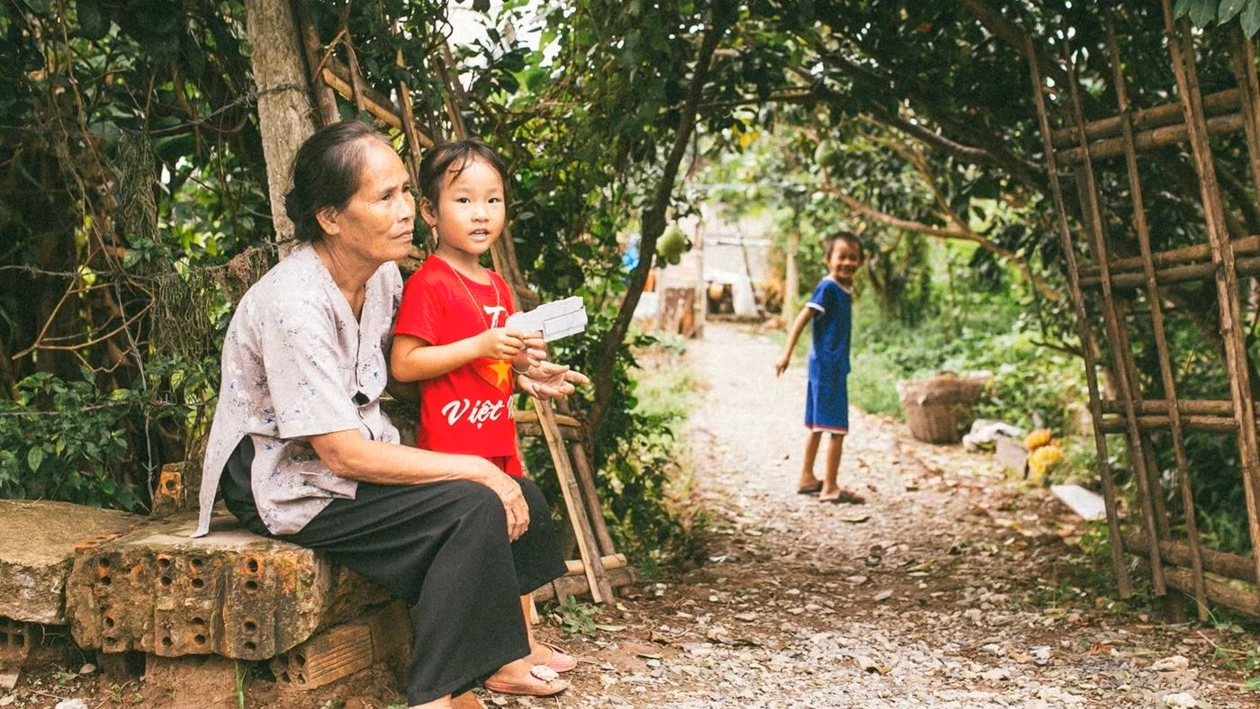 Niềm vui được gần gũi cháu chắt đi cùng không ít trách nhiệm đối với người cao tuổi trong những tháng hè. Ảnh minh họa: INT.