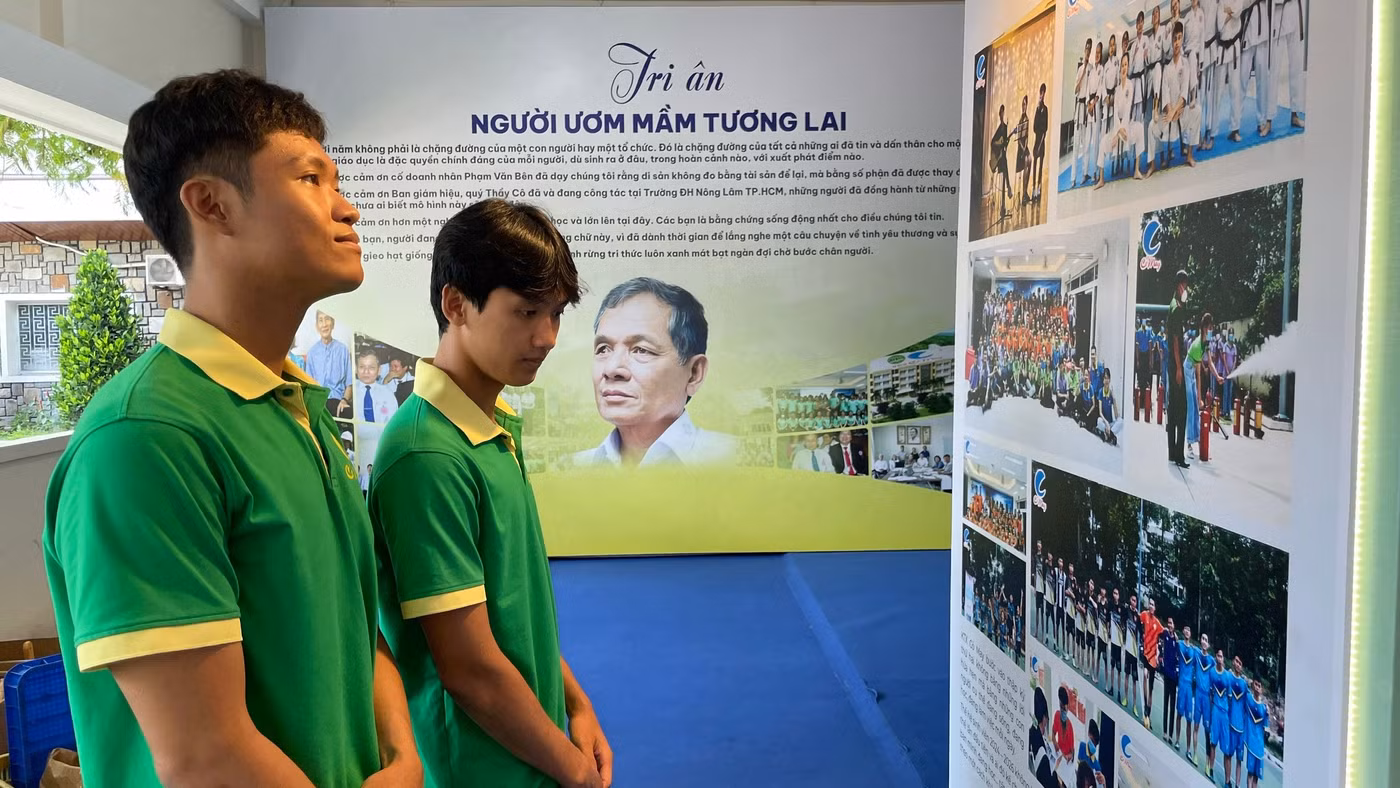Sinh viên Ký túc xá Cỏ May tham gia triển lãm giới thiệu hoạt động của ký túc xá. Ảnh: Hà An