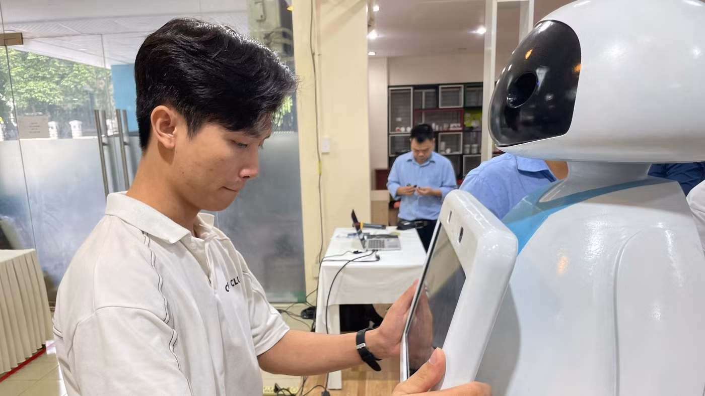 Robot lễ tân do PGS.TS Đặng Xuân Ba và cộng sự nghiên cứu được vận hành bên lề một hội thảo để lấy ý kiến góp ý từ các chuyên gia. Ảnh: Hà An