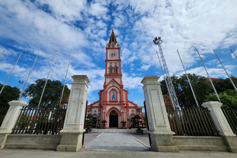 Chiêm ngưỡng hang đá 'khủng' đón Giáng sinh ở Nghệ An