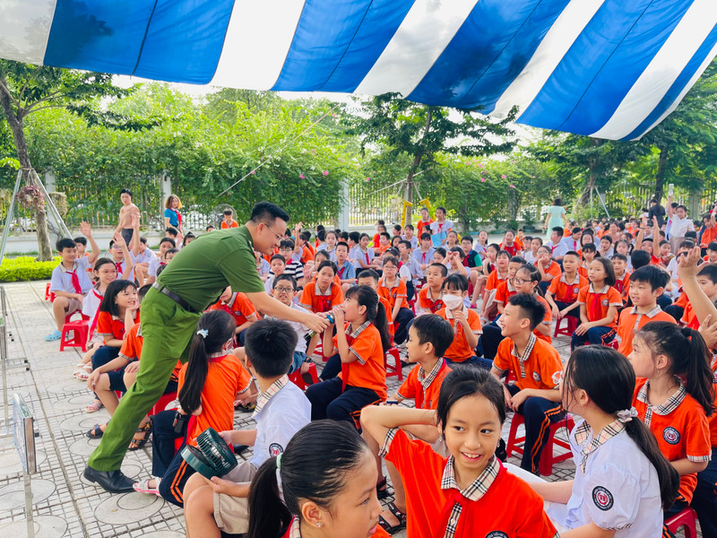 Học sinh Hà Nội thực hành kĩ năng chữa cháy và thoát hiểm khi hỏa hoạn