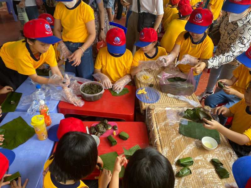 Học sinh thích thú trải nghiệm làm bánh truyền thống ở làng du lịch