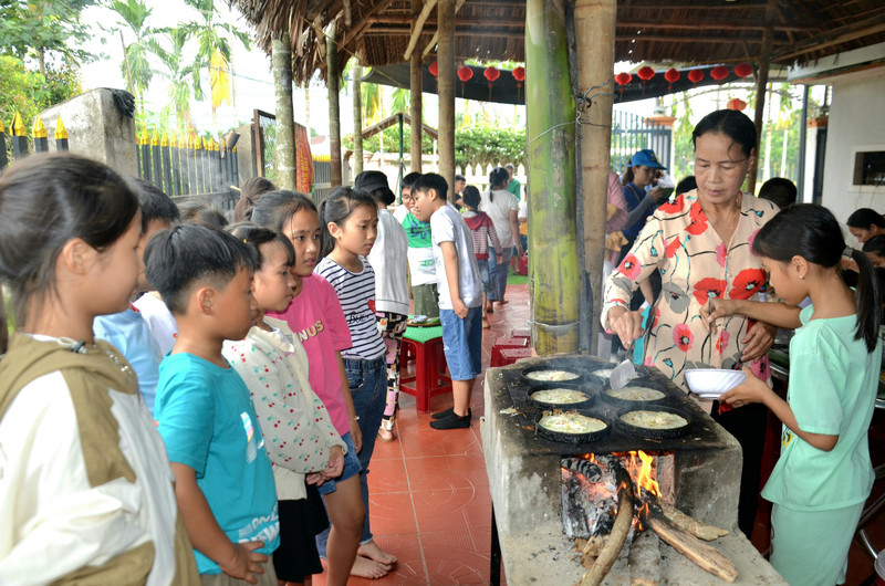 Học sinh thích thú trải nghiệm làm bánh truyền thống ở làng du lịch