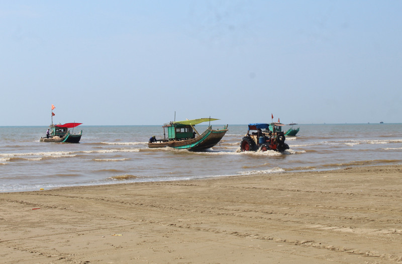 Nghề 'kỳ lạ' ở Thanh Hoá, trời càng nắng dân càng thích