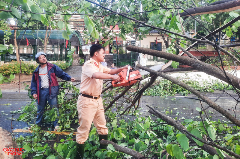 Huyện miền núi ở Nghệ An ngổn ngang sau trận giông lốc lớn