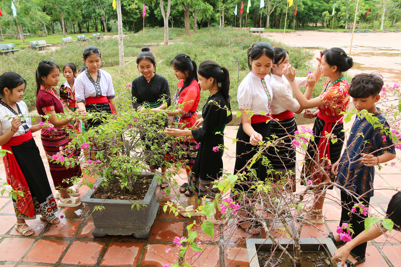 Học sinh Nghệ An 'xúng xính' trang phục thổ cẩm trong ngày khai giảng