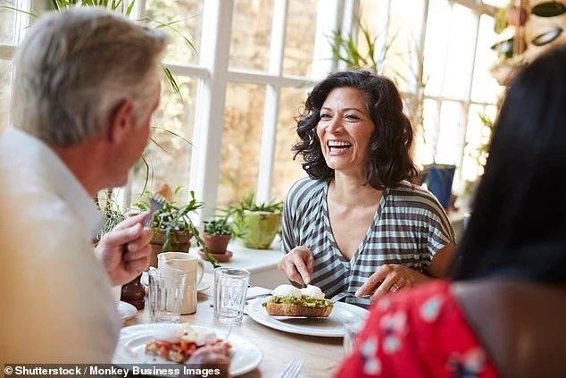 Nghe tiếng cười, ngắm hoa khi đi dạo quanh khu phố hoặc làm điều gì đó tốt đẹp cho người khác có thể cải thiện đáng kể sức khỏe cảm xúc của mọi người.