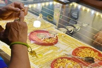Giá vàng cuối tuần 25/5 bất ngờ tăng 500.000 đồng/lượng, vàng nhẫn tăng mạnh
