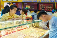 Giá vàng cuối tuần 6/7 đi ngang trên mốc 120 triệu đồng/lượng, thế giới giảm nhẹ