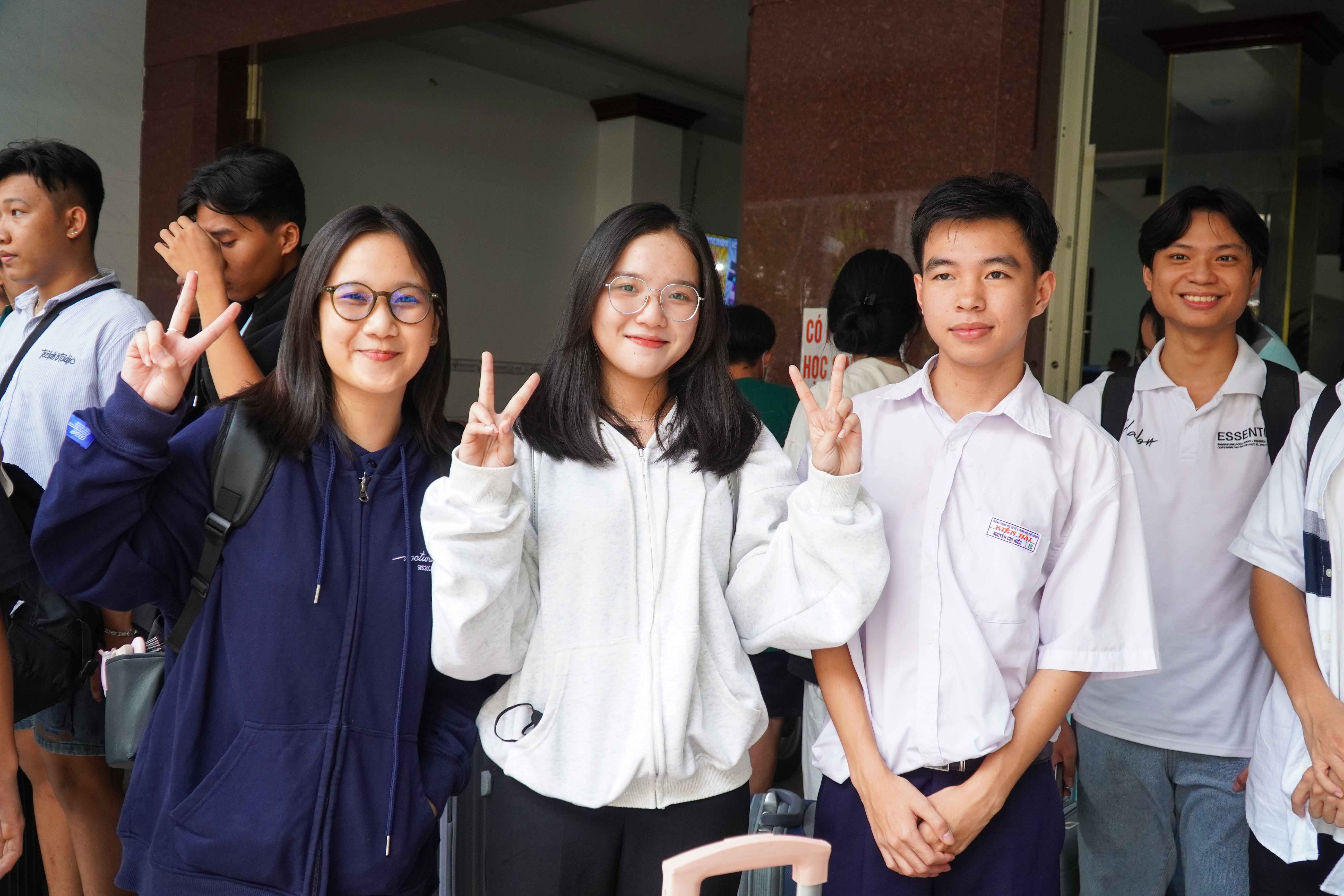 Các thí sinh phấn khởi khi vào đến đất liền. Các thí sinh phấn khởi khi vào đến đất liền.