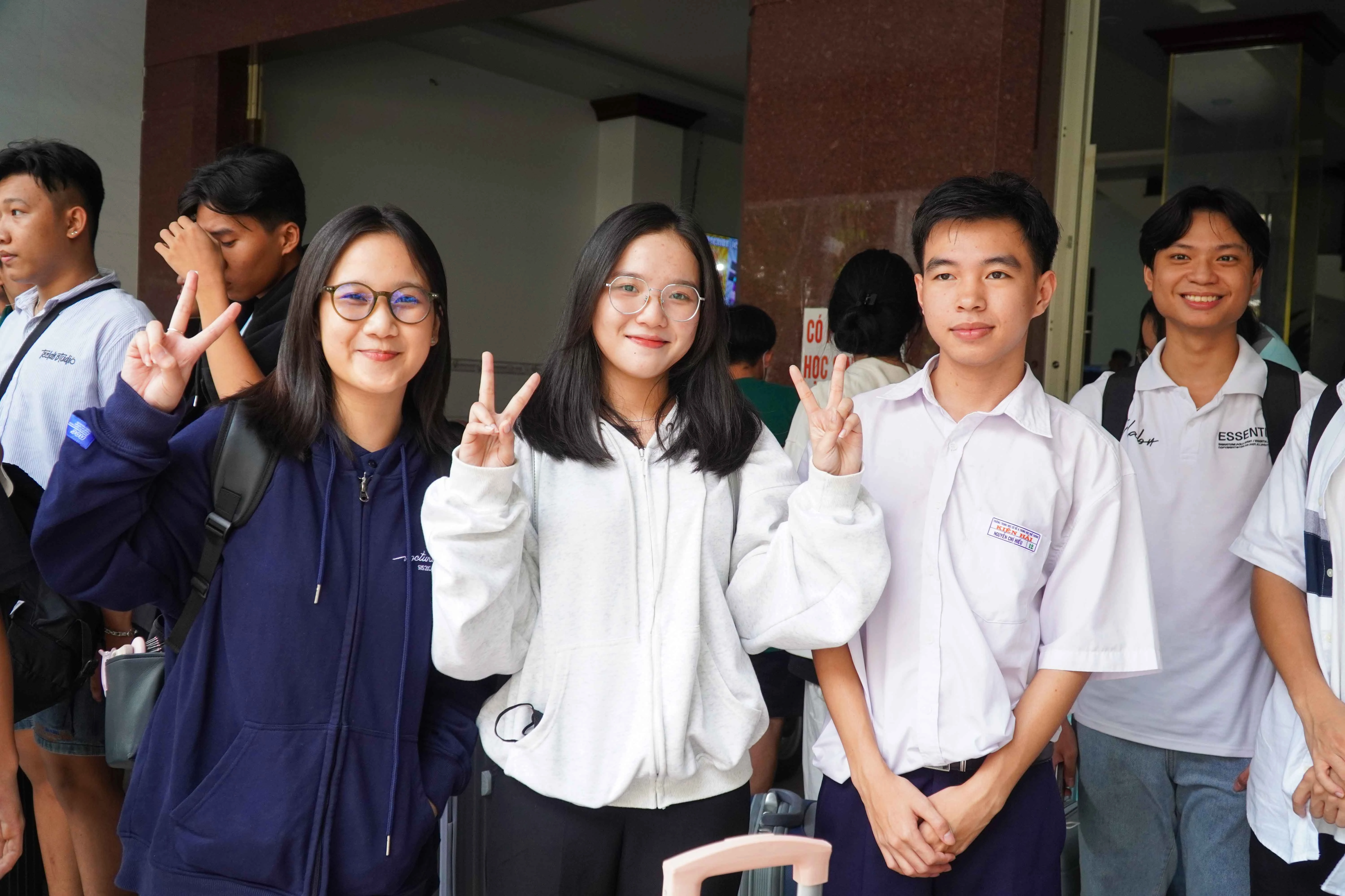 Các thí sinh phấn khởi khi vào đến đất liền.