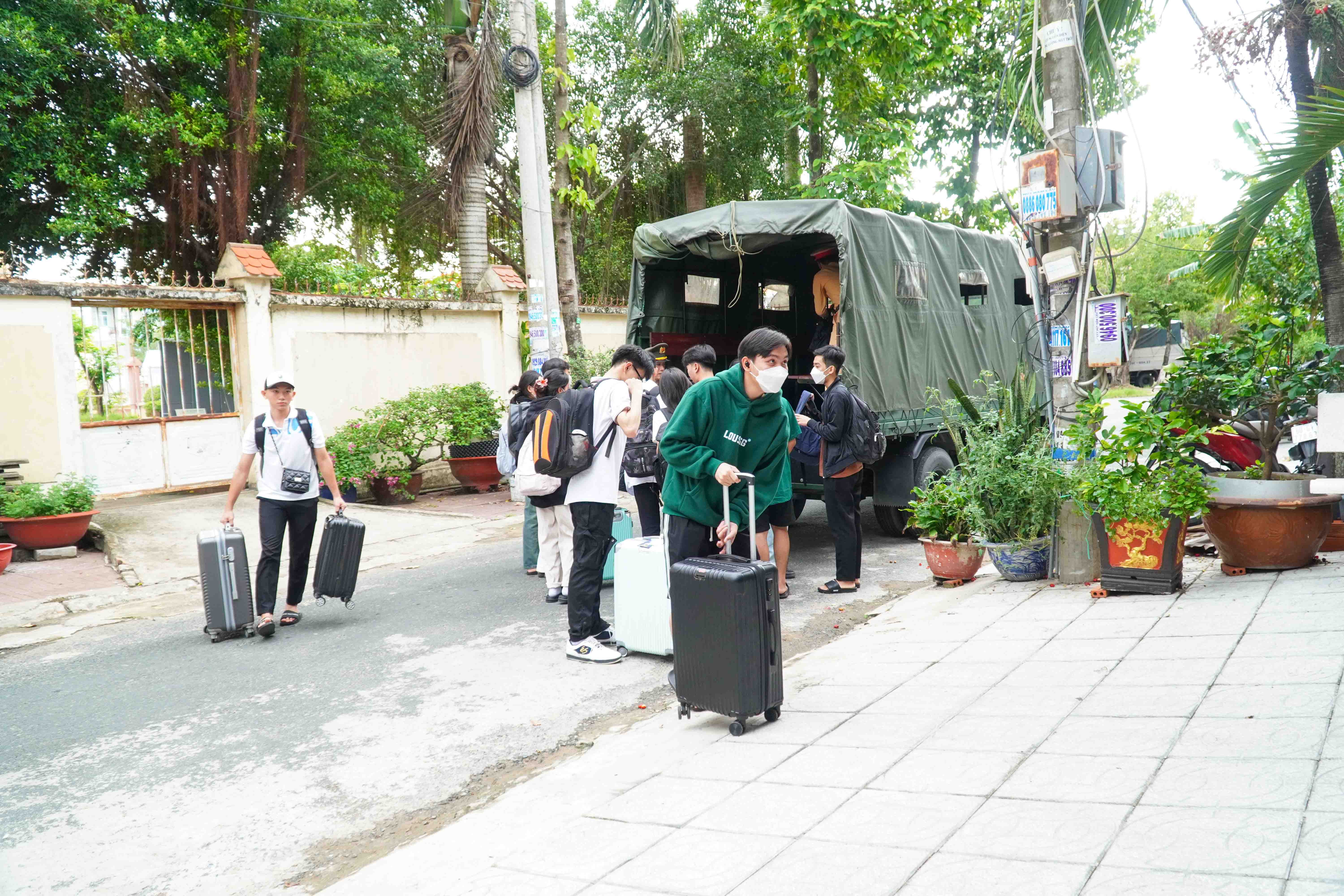 Các em di chuyển hành lý vào nơi lưu trú để sẳn sàng tham gia kỳ thi. Các em di chuyển hành lý vào nơi lưu trú để sẳn sàng tham gia kỳ thi.