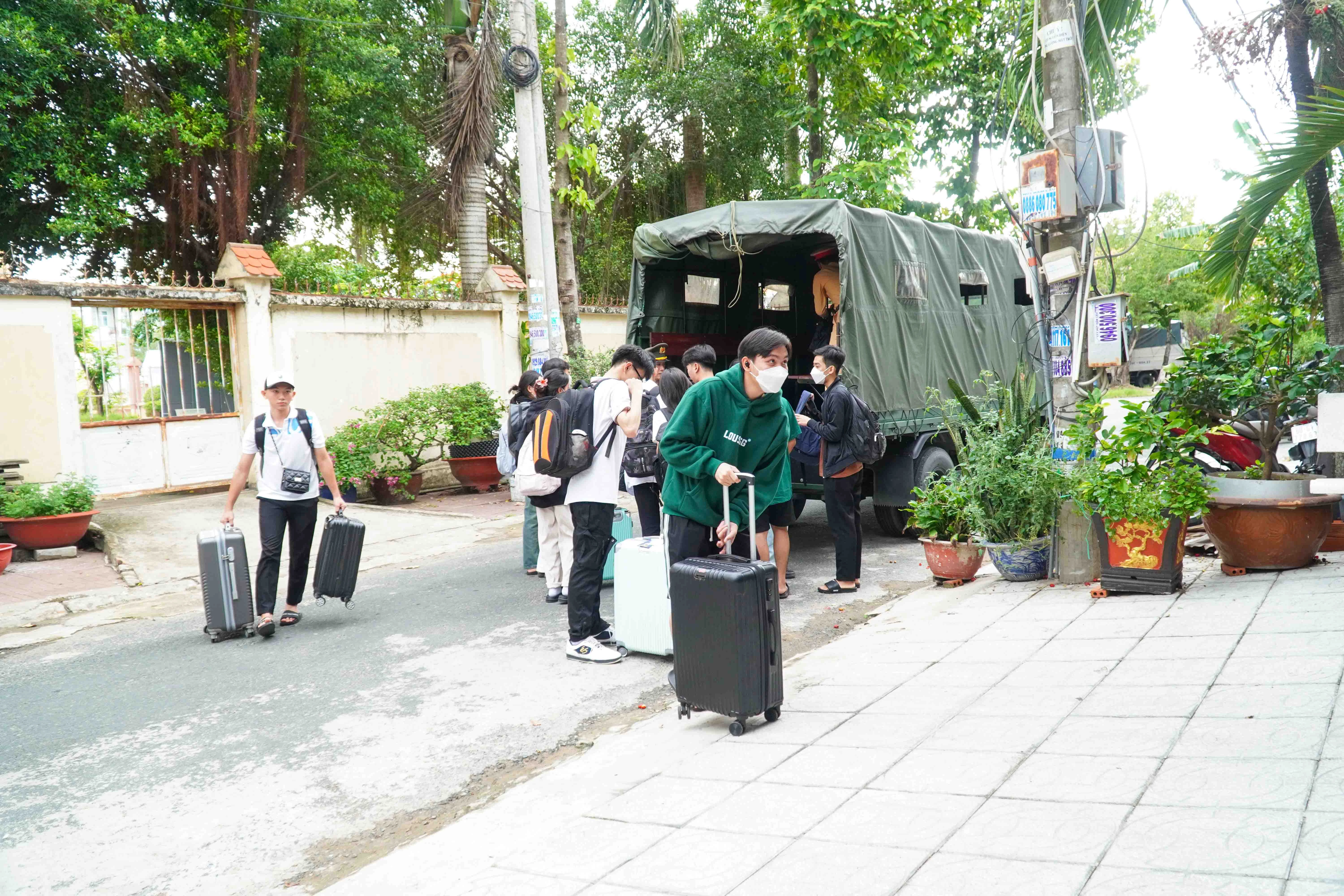 Các em di chuyển hành lý vào nơi lưu trú để sẳn sàng tham gia kỳ thi.