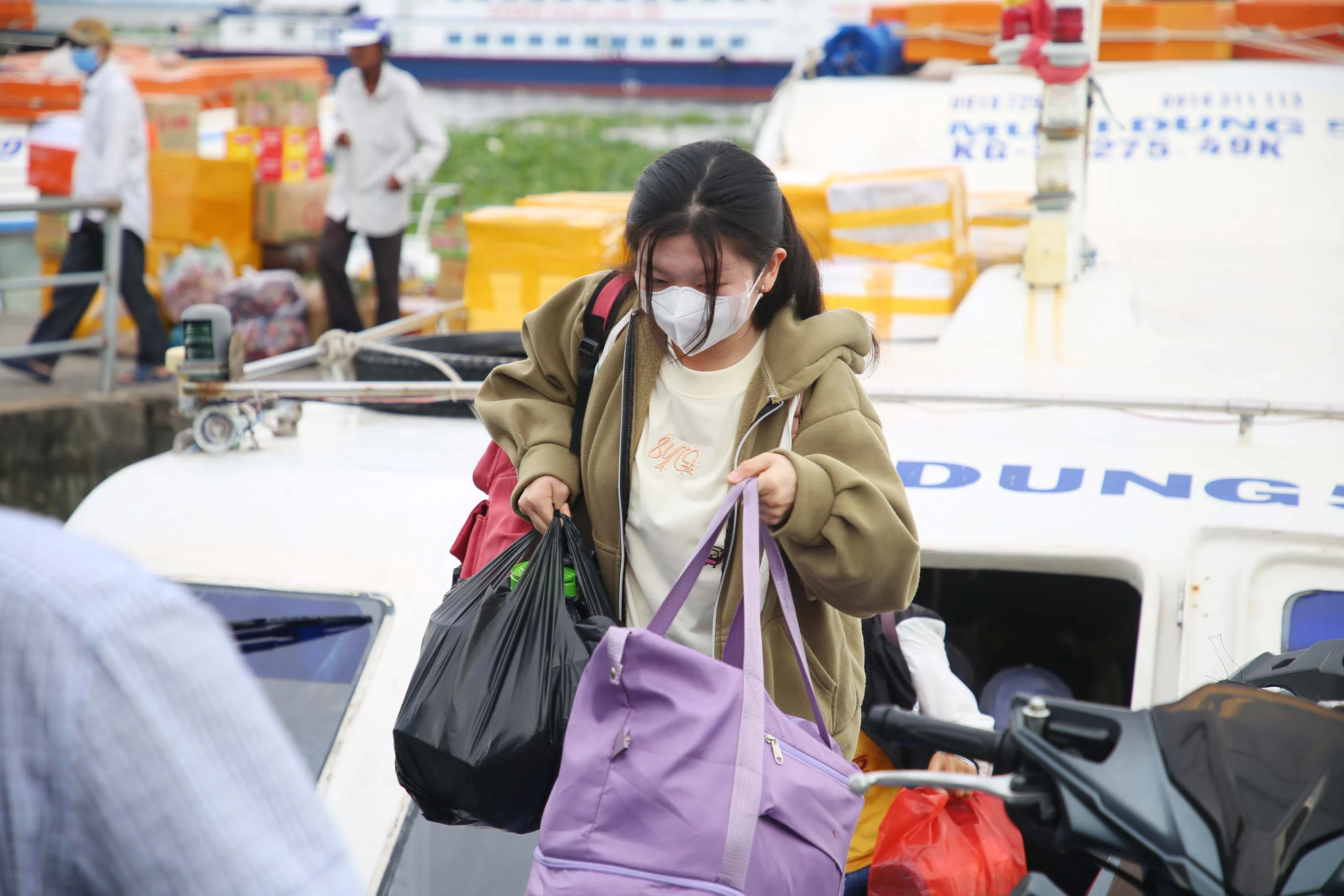 Thí sinh gom hành lý lên bờ sau hành trình vượt biển để vào đất liền.