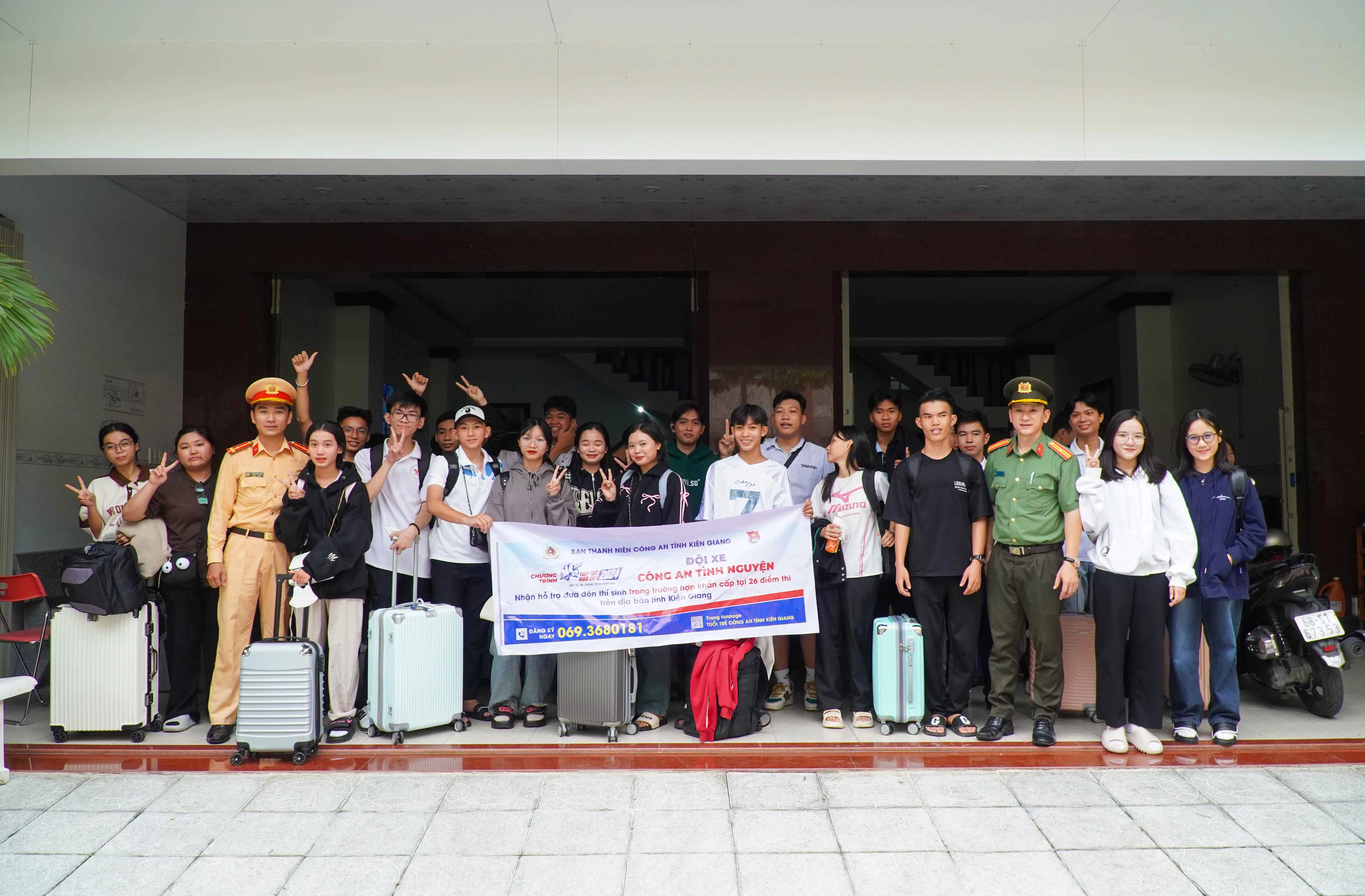 Nhóm thí sinh cuối về tới nơi lưu trú an toàn.