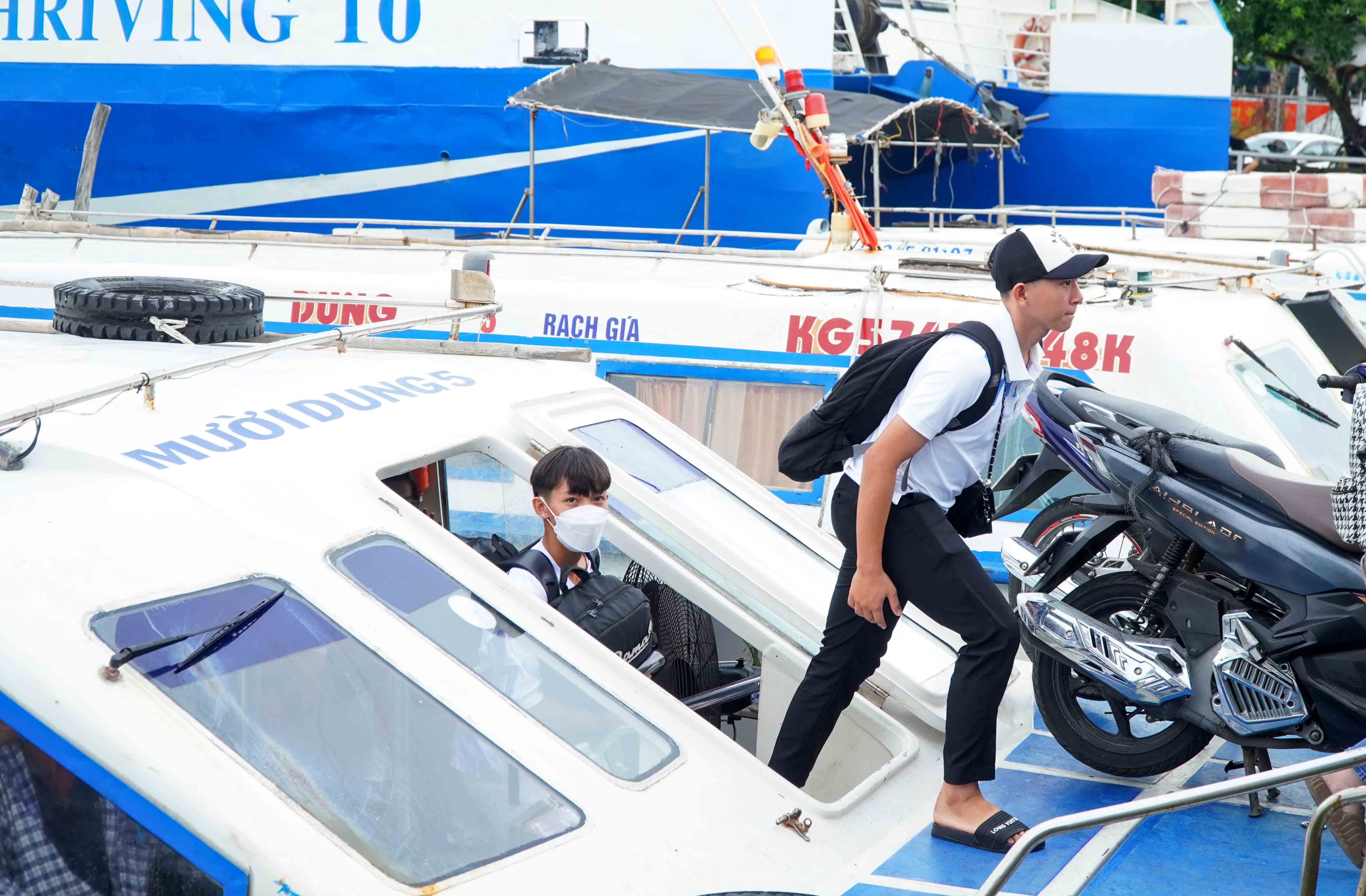 Thí sinh từ xã đảo Hòn Tre, huyện Kiên Hải vào đến đất liền. Thí sinh từ xã đảo Hòn Tre, huyện Kiên Hải vào đến đất liền.