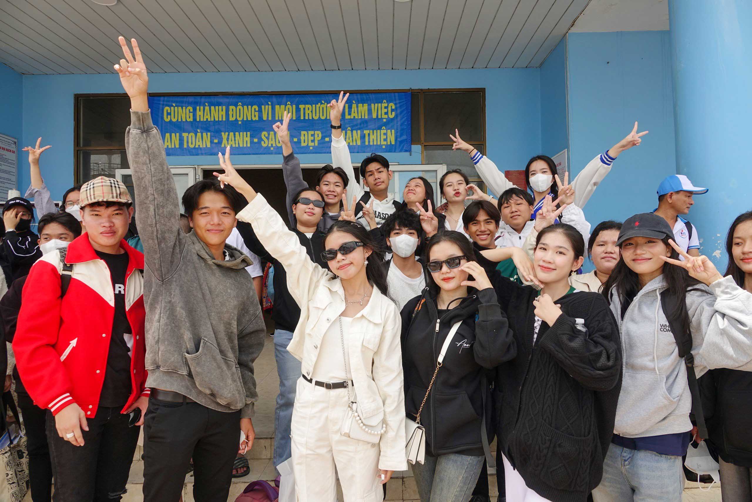 Các thí sinh phấn khởi sau hành trình vượt biển tham gia kỳ thi. Các thí sinh phấn khởi sau hành trình vượt biển tham gia kỳ thi.