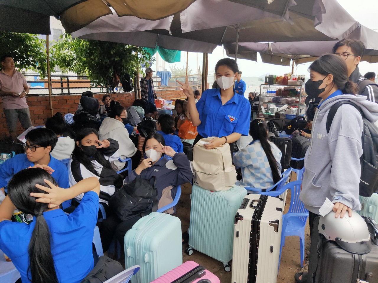 Các thí sinh tập trung trước giờ lên tàu vào đất liền tham gia thi. Các thí sinh tập trung trước giờ lên tàu vào đất liền tham gia thi.