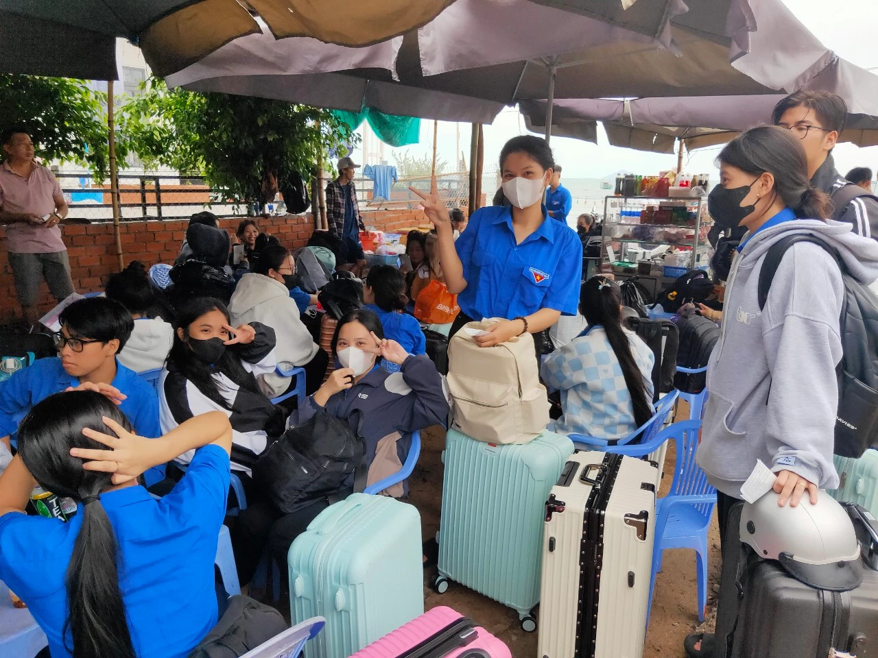 Các thí sinh tập trung trước giờ lên tàu vào đất liền tham gia thi.