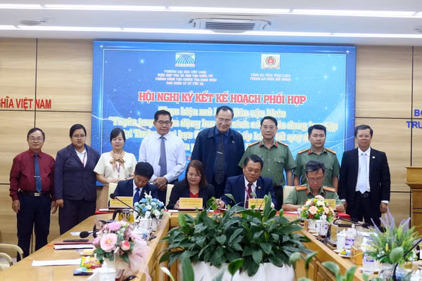 Nghi thức lễ ký kết giữa các đơn vị.
