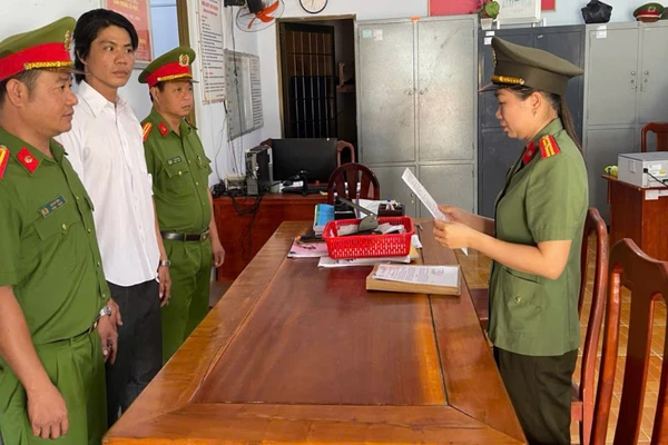 Công an xã Bình Phú đọc quyết định khởi tố vụ án, khởi tố bị can Nguyễn Văn Giàu. Ảnh: Công an Vĩnh Long.