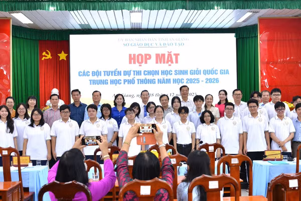 Lãnh đạo tỉnh và lãnh đạo Sở GD&ĐT An Giang chụp ảnh lưu niệm cùng học sinh tham gia đội tuyển.